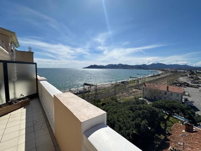Apartment Top-floor Sea View, Terrace & 2 Pools *